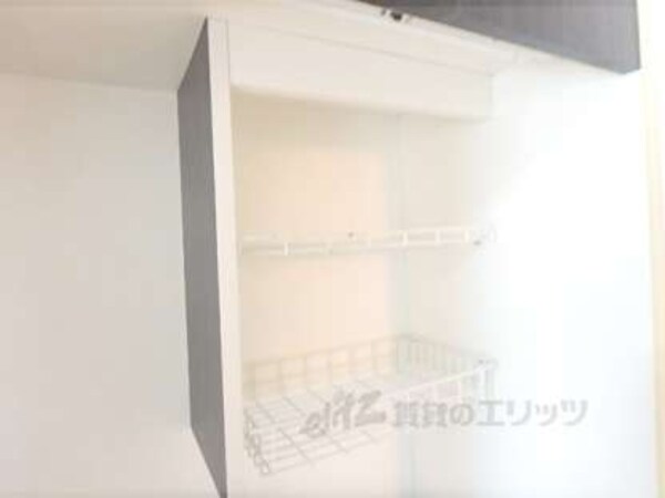 キッチン(上部に収納スペースがあります。)