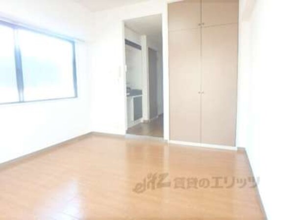 洋室(明るい室内です。)