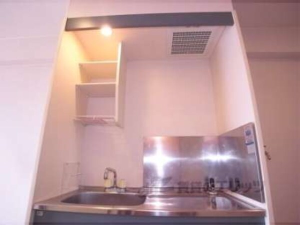 キッチン(キッチン上部に収納棚有ります。)