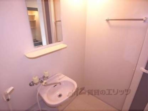 風呂(タオルかけも鏡もあります。)