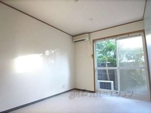 洋室(すっきりとして使いやすい形のお部屋です)