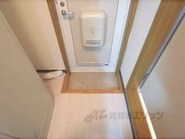 玄関(一人暮らしには十分な広さの玄関です)