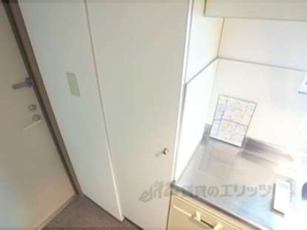 下駄箱(縦に細長い下駄箱です)