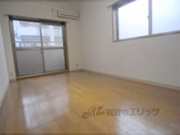 洋室(２面窓で明るい室内。)