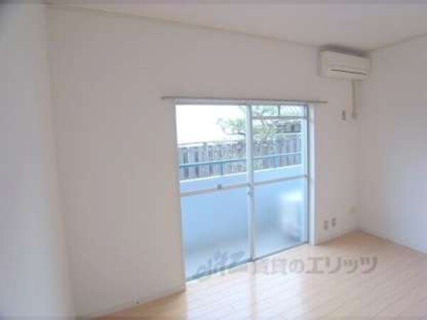 居室(フローリングがキレイです。)