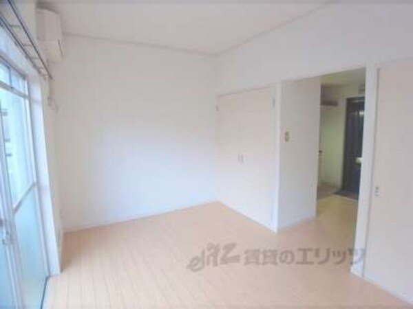 居室(6帖と快適です。)