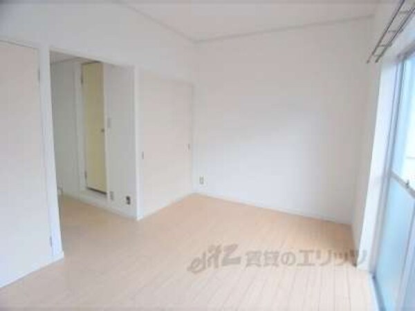 居室(天井が高いです。)