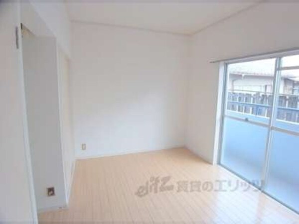 居室(クロスがキレイです。)