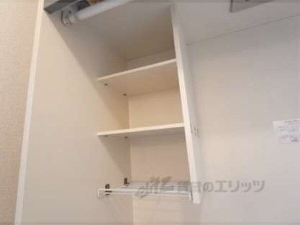 上部棚(洗った食器類を置くのに便利です)