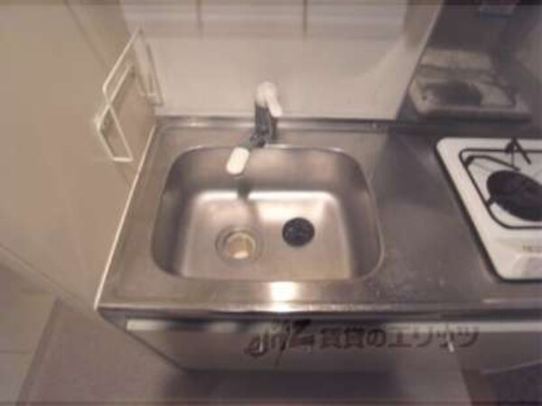 キッチン(大きめの収納で、荷物が多い方も安心。)