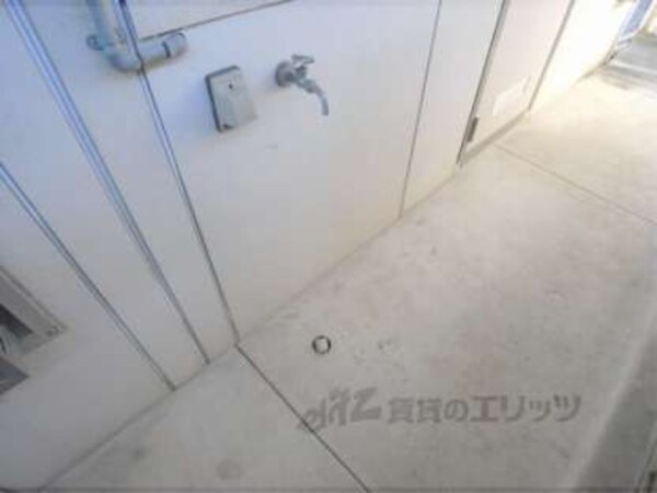 洗濯機置場(共同廊下に設置)