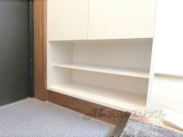 下駄箱(端正な下駄箱です)