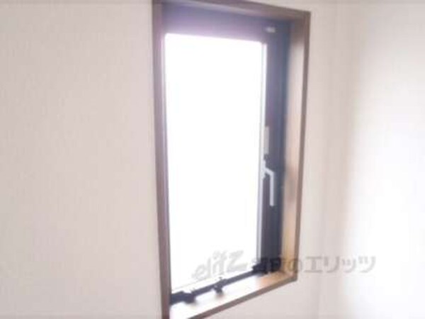 洋室(角部屋で出窓があります)