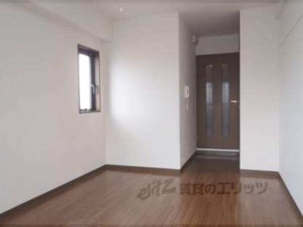 洋室(角部屋で出窓があります)