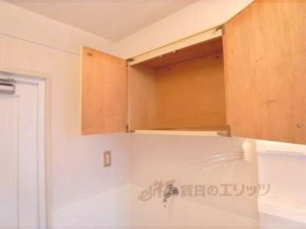 洗濯機置場上部収納(洗濯用品を入れるのに良いですね。)