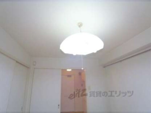 照明(お部屋に照明が付いています。)