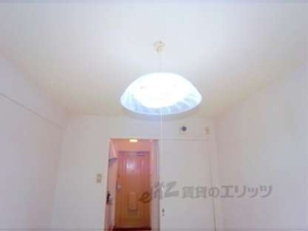 照明(もう片方の部屋にも照明があります。)