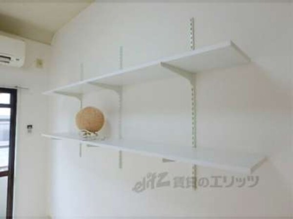収納(壁にも棚がついています。)
