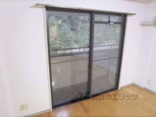 洋室窓(大きな窓で解放感があります)