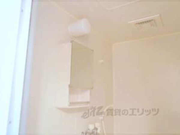 風呂(歯ブラシやコップが置ける鏡があります！)