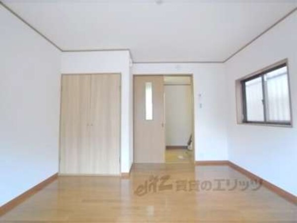 洋室(角部屋で側面に窓ついています。)