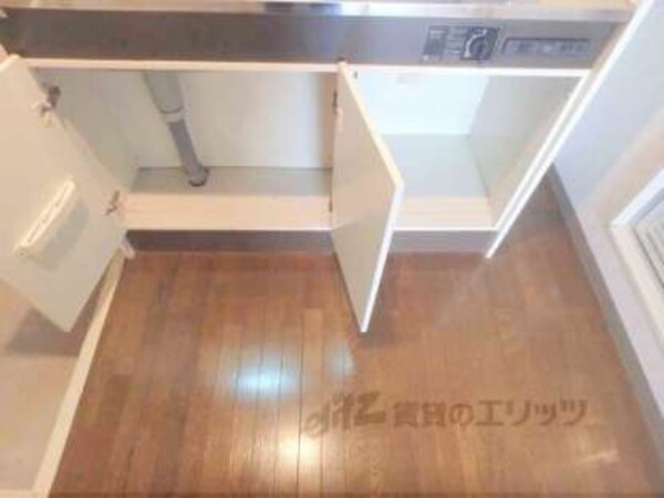 収納下部