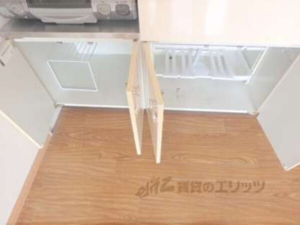 収納下部