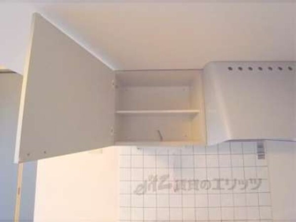 キッチン上部収納(食器などお好みで収納して頂けます。)