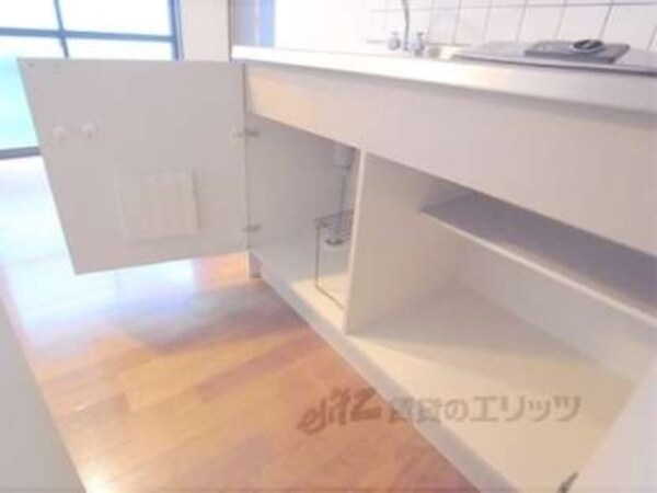 キッチン下部収納2(便利な包丁立て付きです。)