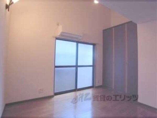 居室(一人暮らしにはちょうど良い広さです。)