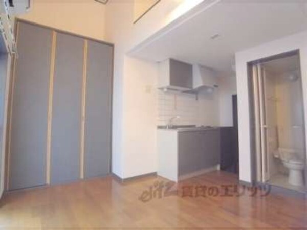 居室(天井が高く開放的なお部屋です。)