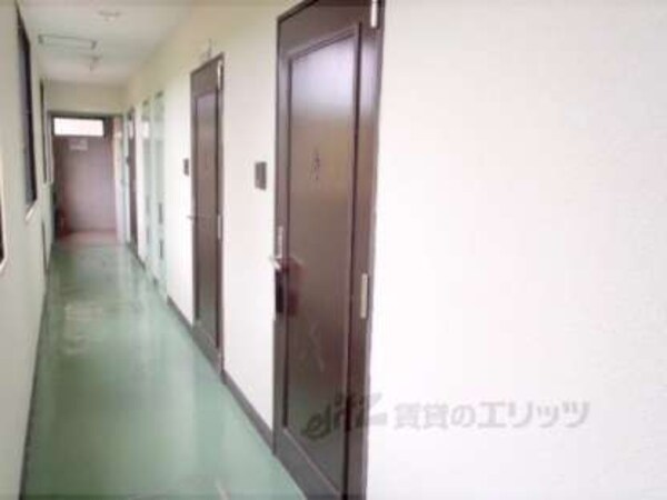 玄関(廊下も室内なので濡れる心配がありません☆)