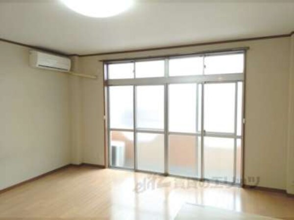 居室(改装が行われ、とてもきれいなお部屋です。)