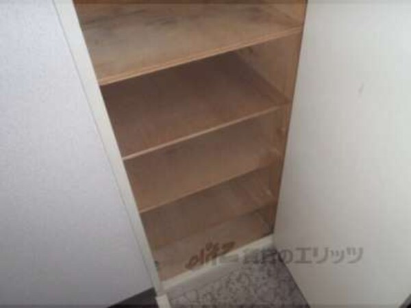 下駄箱(大きな下駄箱なので靴が多くても安心)