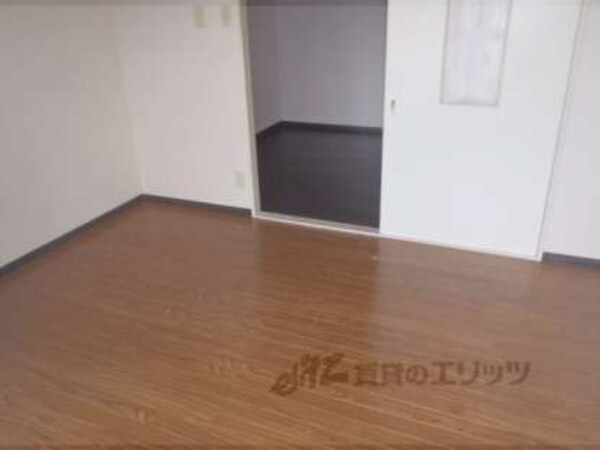 洋室(よく日の入るお部屋です)