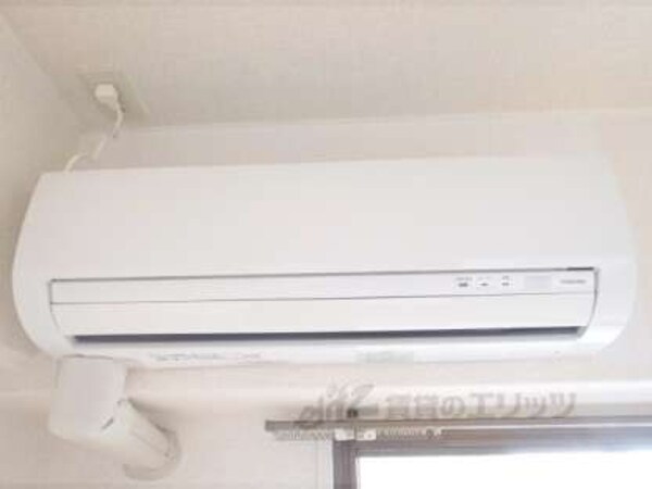 エアコン(よく日の入るお部屋です)