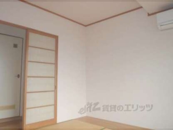 和室(収納が多い5帖の和室です)