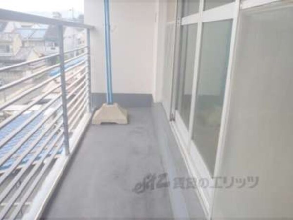 ベランダ(幅があり洗濯物も干しやすいベランダです)