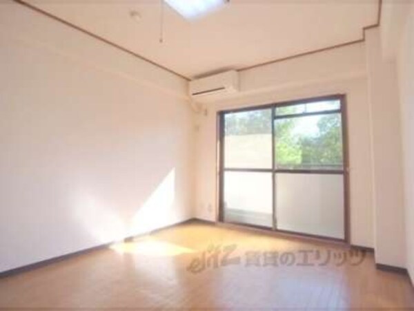 居室(明るいお部屋です。)