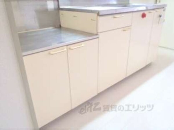 キッチン(２口コンロが置け収納も広々使えます)