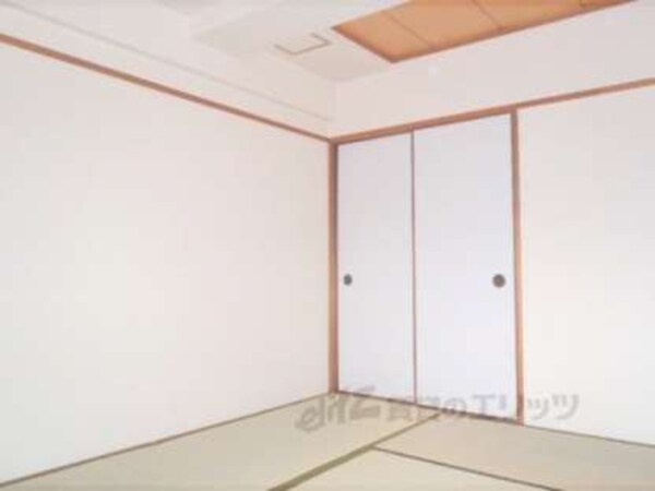 和室(便利な収納がある６帖の和室です)
