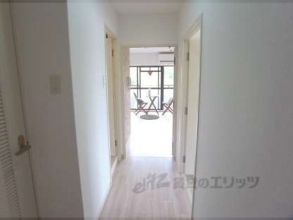 廊下(玄関から見た室内です)