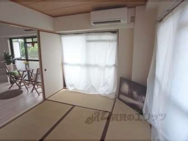 和室(畳が焼けないようにカーテンしています)