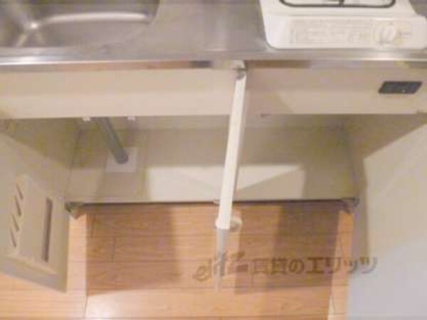 キッチン(収納棚の下部)