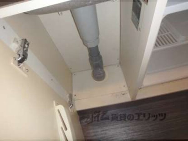 収納下部(収納棚の下部)