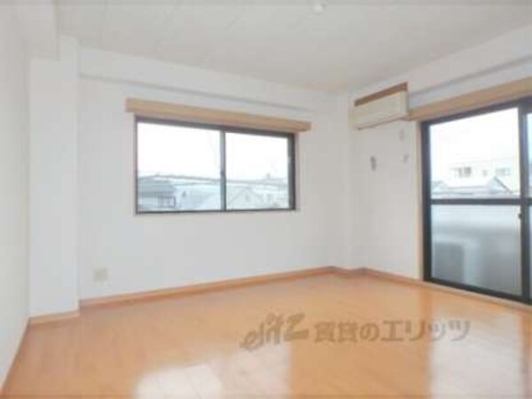 洋室(二面採光がいい感じ)