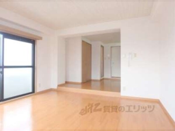 洋室(とにかくお部屋が広く明るいです。)