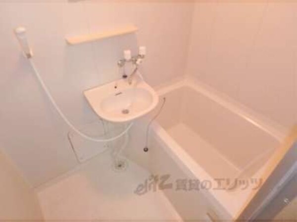 風呂(白を基調としておりますね。)