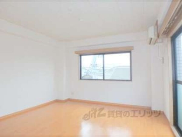 洋室(二面採光で風通しも良いです。)