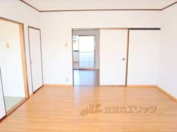 洋室(綺麗で広々としたお部屋です。)